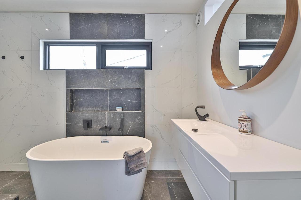 New Modern 1400 Sq Ft Coach House Near Everything Toronto Eksteriør billede