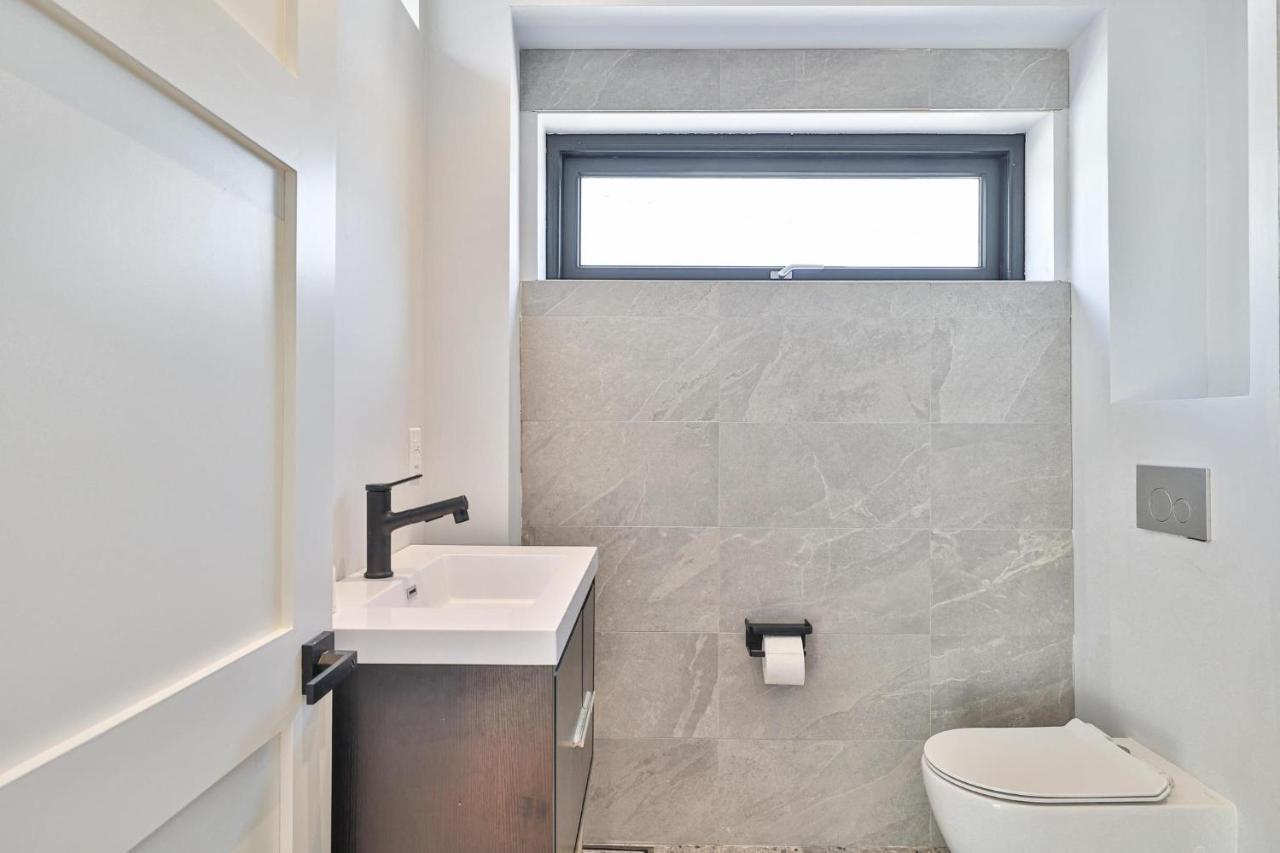 New Modern 1400 Sq Ft Coach House Near Everything Toronto Eksteriør billede