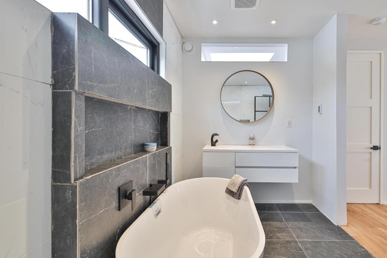 New Modern 1400 Sq Ft Coach House Near Everything Toronto Eksteriør billede