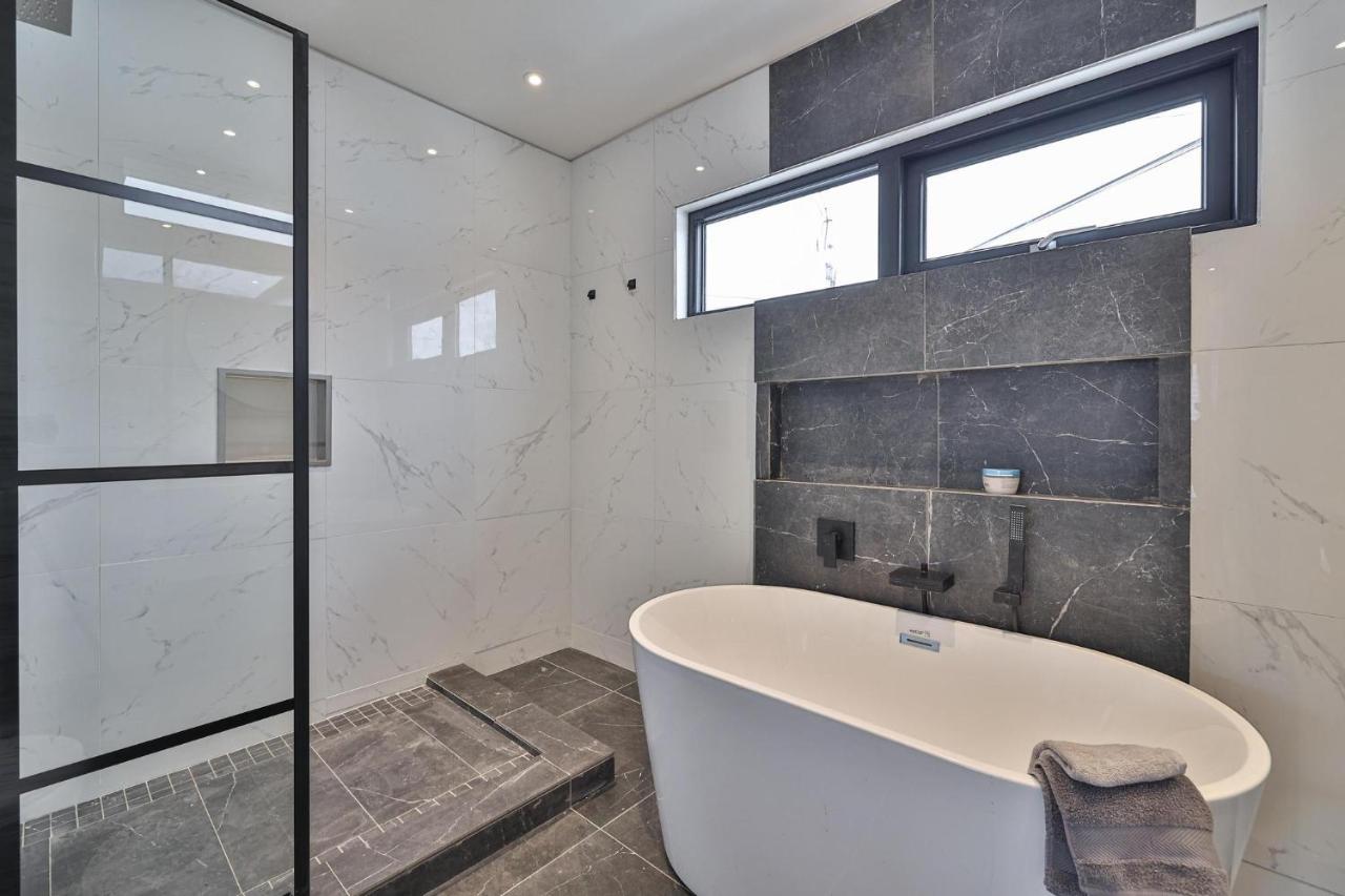 New Modern 1400 Sq Ft Coach House Near Everything Toronto Eksteriør billede